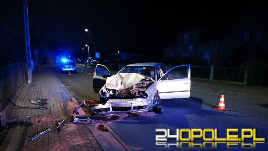 Wjechali w płot, porzucili auto i pobiegli przed siebie