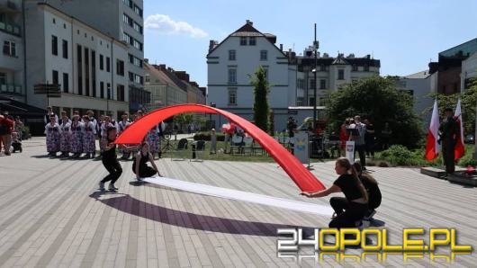 Biało-czerwone flagi na ulicach Opola. Uroczystości z okazji Dnia Flagi