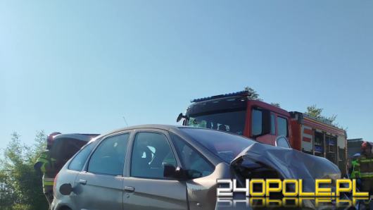 Jedna osoba trafiła do szpitala po czołowym zderzeniu dwóch aut w Smarchowicach Małych