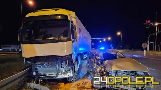 Zderzenie ciężarówki z osobówką na obwodnicy Opola. Jedna osoba poszkodowana