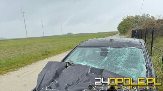 Zderzenie dwóch pojazdów na DW 451. Utrudnienia w ruchu