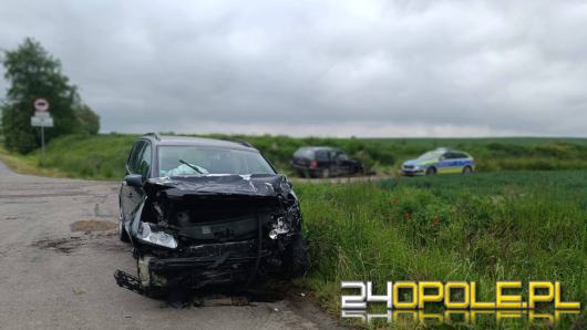 Volkswagen dachował po zderzeniu w Cisku. Jedna osoba trafiła do szpitala