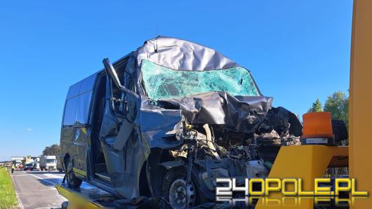 Wypadek na A4. Trzy osoby zakleszczone w busie po zderzeniu z ciężarówką