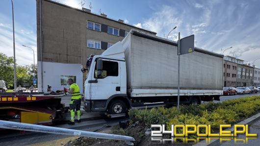 Kierowca uderzył w sygnalizator w Opolu. Trafił do szpitala