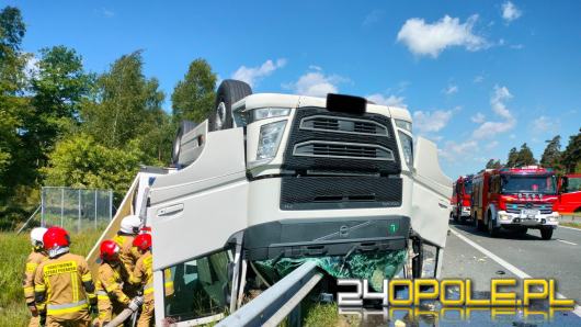 Wypadek ciężarówki na A4: pojazd przewożący mięso dachował w rowie