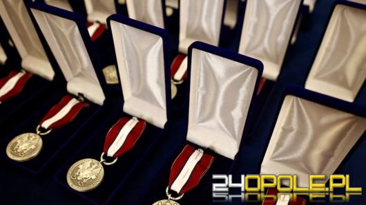 Odznaczeni za zasługi dla regionu. 19 samorządowców z medalami