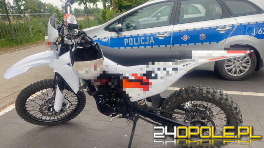 Jechał crossowym motocyklem bez prawa jazdy, tablic i OC