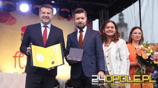 Remigiusz Mróz Honorowym Obywatelem Opola. Odznaczenie wręczono podczas Festiwalu Książki