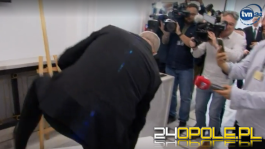 Europoseł Grzegorz Braun ponownie zniszczył wystawę poświęconą społeczności LGBTQ+