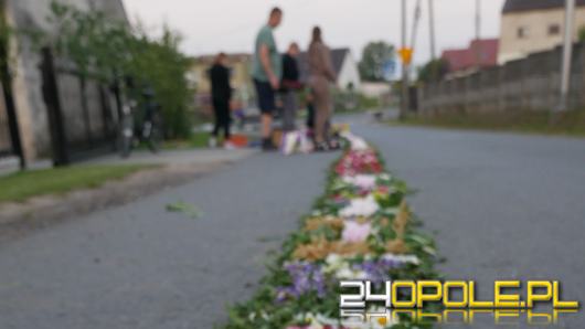 Kwietne dywany w powiecie strzeleckim. Tradycja Bożego Ciała zachwyca i łączy pokolenia