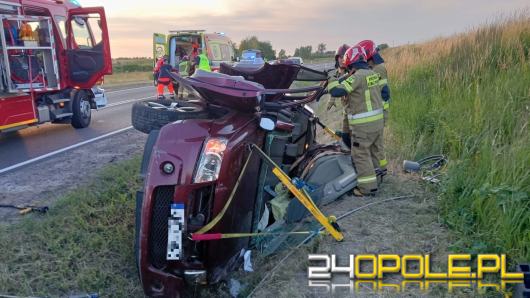 Wypadek na obwodnicy Kluczborka. Kierowca utknął w pojeździe. Na miejscu ograniczony ruch drogowy