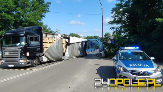 Kierowca ciężarówki zignorował znaki i uderzył w most