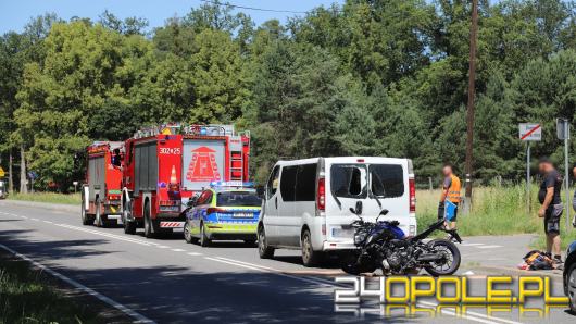 Motocyklistka uderzyła w busa, a chwilę później w korku zapaliły się dwa auta