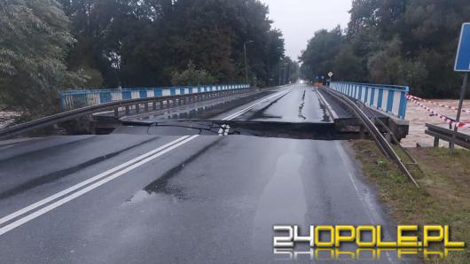 Tragiczny wypadek na DK45. 76-letni motorowerzysta zginął po wjechaniu w wyrwę na moście