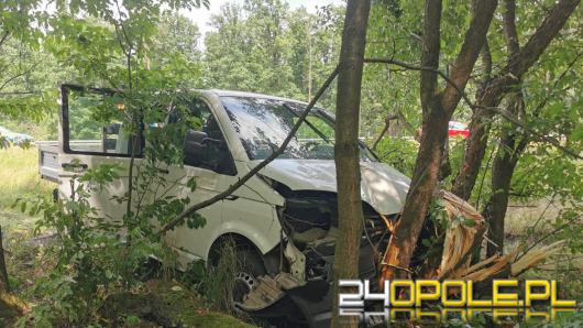 Groźnie wyglądające zdarzenie na A4. Bus uderzył w drzewo