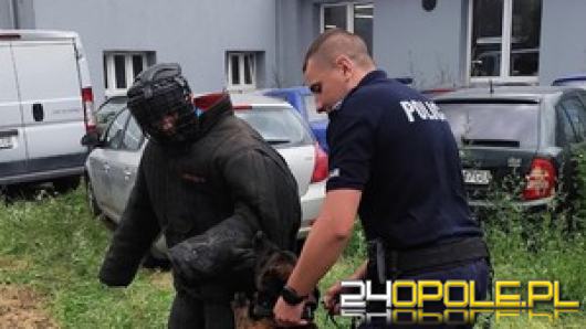 Sierżant Jakub Siepak z psem Atomem na podium w wojewódzkich zawodach kynologicznych