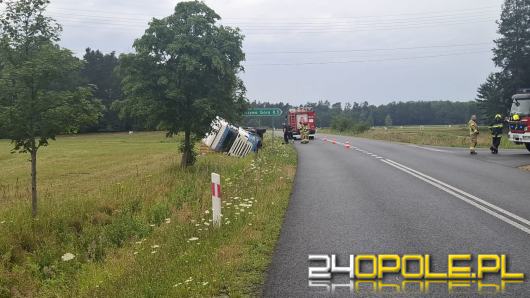 Utrudnienia na drodze wojewódzkiej 454. Zdarzenie drogowe w rejonie Krzywej Góry