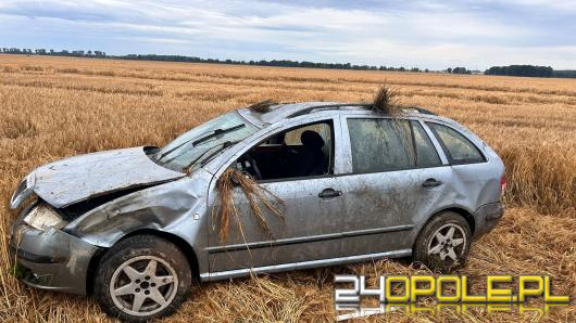 Na DK45 w Straduni w polu dachował samochód osobowy