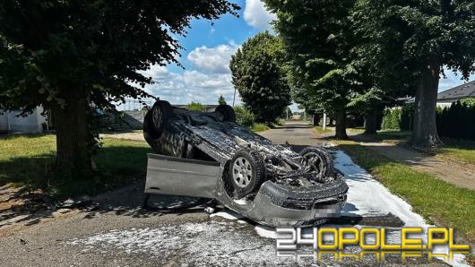 Wypadek w Byczynie - samochód osobowy dachował po uderzeniu w drzewo