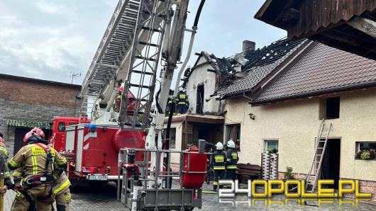 Pożar domu w Przewozie. Dach spłonął, ale nikt nie ucierpiał