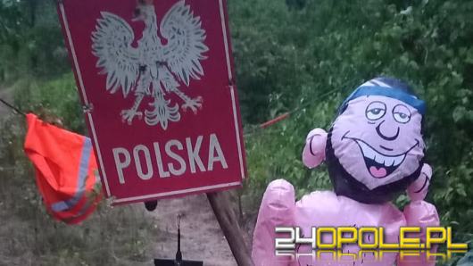 Kukła z atrapą pocisku i godłem Polski przy granicy z Niemcami. Prokuratura bada sprawę