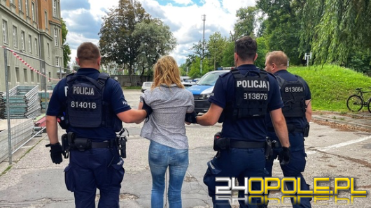 Ugodziła nożem partnera matki i schowała się w krzakach pod blokiem (WIDEO) 