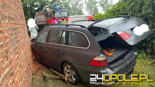 Nietrzeźwa 20-latka bez prawa jazdy wjechał BMW w ogrodzenie