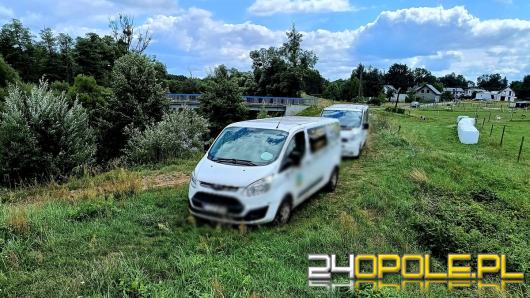 Wjechali busami na wał przeciwpowodziowy. Jeden z nich próbował uciec kajakiem