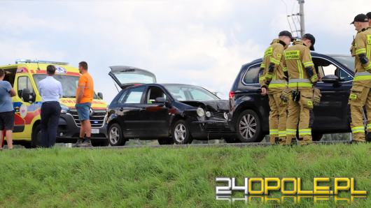 Zderzenie czterech aut na obwodnicy Opola. Do szpitala trafiła kobieta z dzieckiem