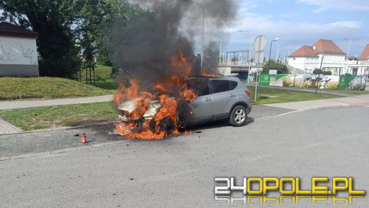 Płonące auta w dwóch powiatach. Strażacy gasili pożary w terenie i na drodze
