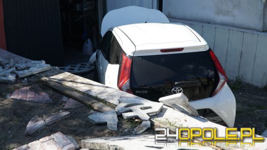 Samochód wjechał na posesję w Opolu - potrącona kobieta zabrana do szpitala
