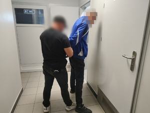 Okradł sklep. Wśród łupu m.in. gumy do żucia. Napad życia może kosztować go 10 lat odsiadki