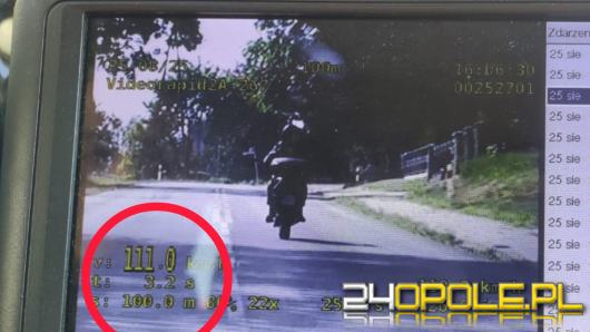 Ujazd: kierowcy jechali ponad 100 km/h w terenie zabudowanym. Stracili prawa jazdy