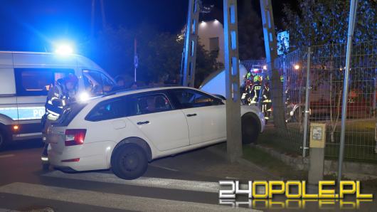 Auto wypadło z ronda i uderzyło w słup. Nocna interwencja służb w Opolu