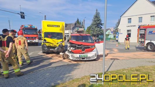 Zderzenie dwóch aut na skrzyżowaniu Oleskiej z Wiejską