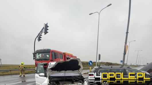 Zderzenie na skrzyżowaniu DK40 i DK45. Do szpitala trafiło dziecko i osoba dorosła