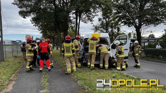 Skręcając wylądował na drzewie. Kolizja na Cmentarnej w Opolu
