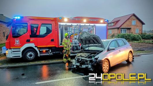 Zderzenie dwóch samochodów w Ganie - jedna osoba trafiła do szpitala