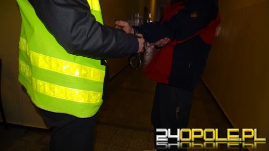 Groził nastolatkom przedmiotem przypominającym broń