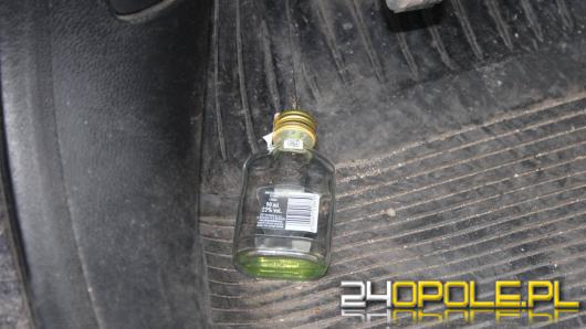 Rozbity samochód i puste butelki po alkoholu. 36-latek wpadł na ul. Sudeckiej w Nysie