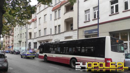 Zderzenie osobówki z autobusem MZK w centrum Opola