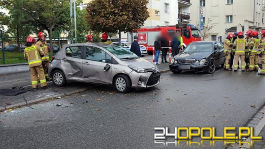 Dachowanie w centrum Opola. Dzieci w wieku 8 i 11 lat trafiły do szpitala