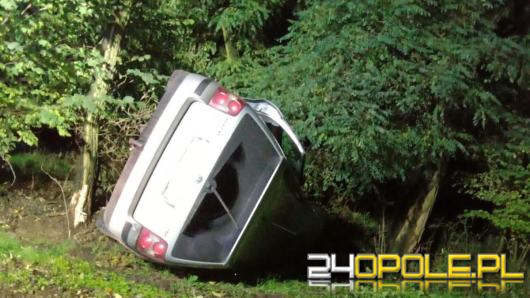 Samochód uderzył w drzewo i dachował na drodze Góra Świętej Anny - Zdzieszowice