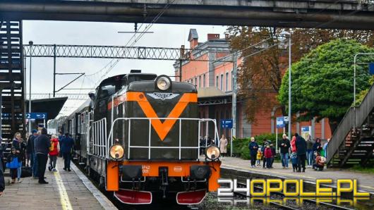Legendarna lokomotywa SP42-001 znów na torach - przejechała przez Opole i Kluczbork