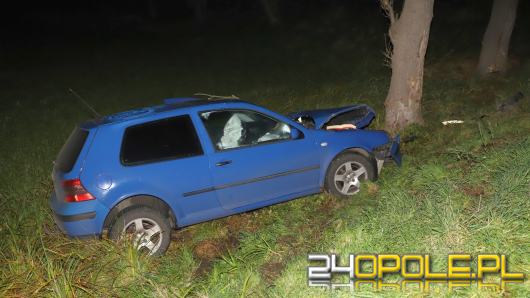 Samochód wypadł z drogi w Popielowie. Jedna osoba poszkodowana