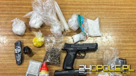 Pół kilograma narkotyków i broń - finał przeszukania 32-latka