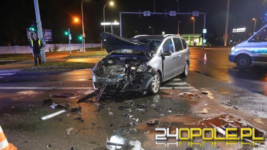 Wypadek na skrzyżowaniu Domańskiego i Wrocławskiej. Dwie osoby trafiły do szpitala