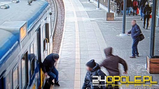 Upadł tuż przy torach. Nagranie z peronu SKM pokazuje obojętność ludzi