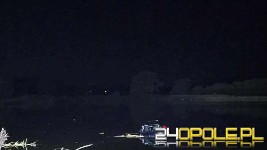 Samochód wpadł do stawu w Borkach Wielkich