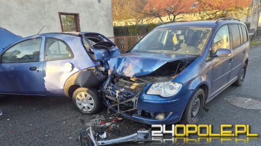 Kolizja trzech samochodów w Raszowej. Na miejscu interweniowały wszystkie służby